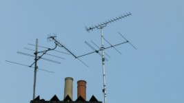 TV-antenne antennes op het dak