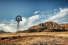 砂漠の牧場の上の風車