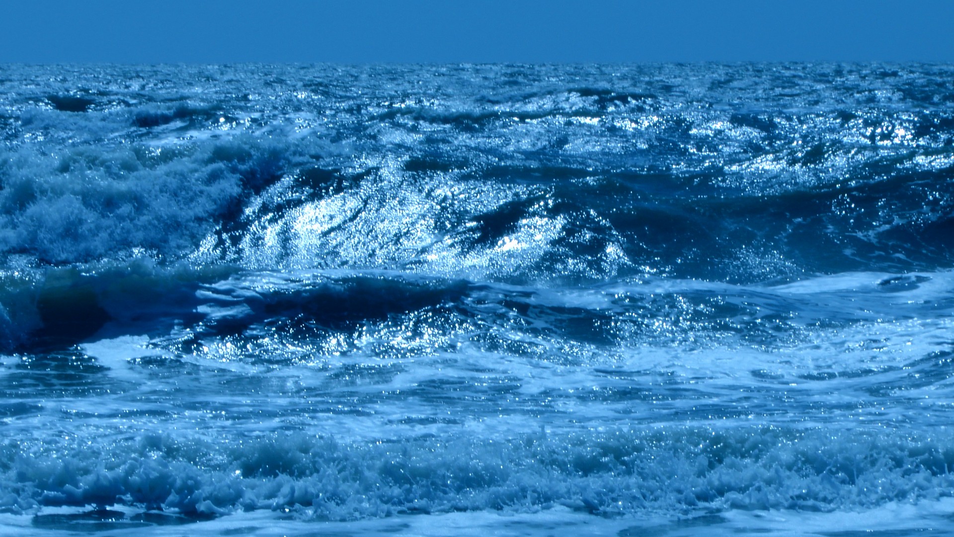 Aquamarine ocean waves